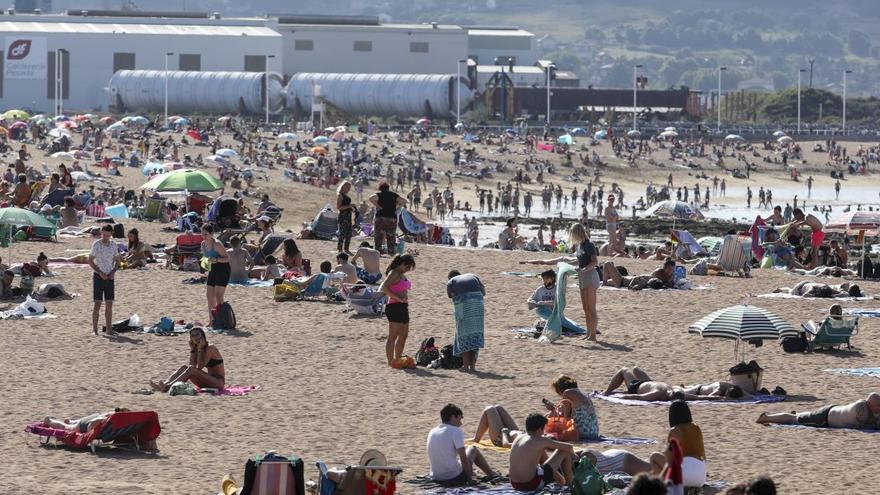 Aforo completo en la playa de Poniente por segunda vez esta semana - La  Nueva España