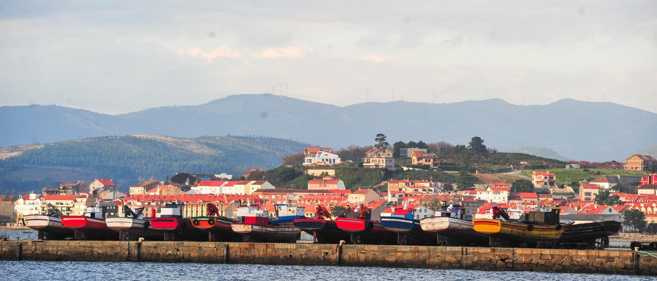 Imagen de archivo de barcos bateeiros en dique seco en el muelle de O Ramal