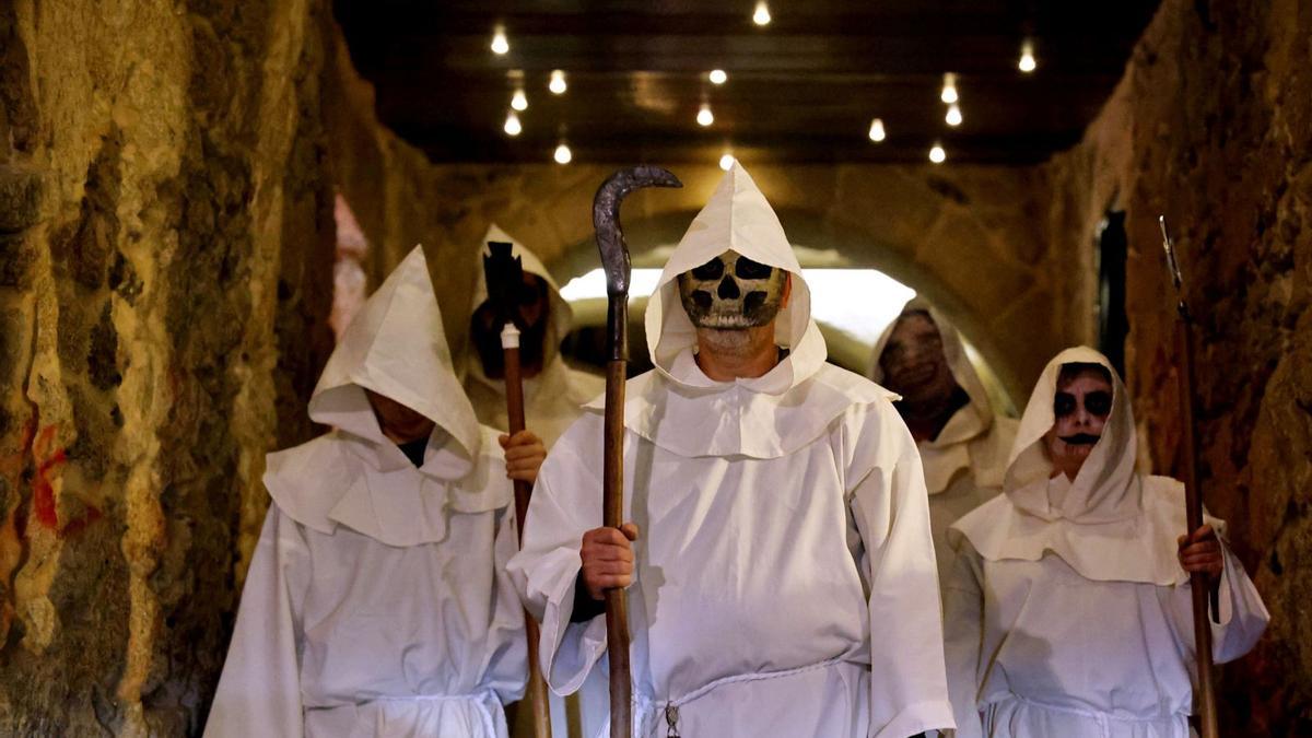 A Santa Compaña  (ou Estadea) camiñando na noite polos labirintos de Vigo.