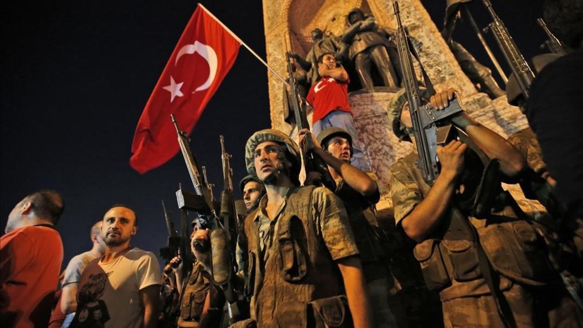 Soldados y partidarios del presidente Erdogan en la Plaza Taksim de Estambul.