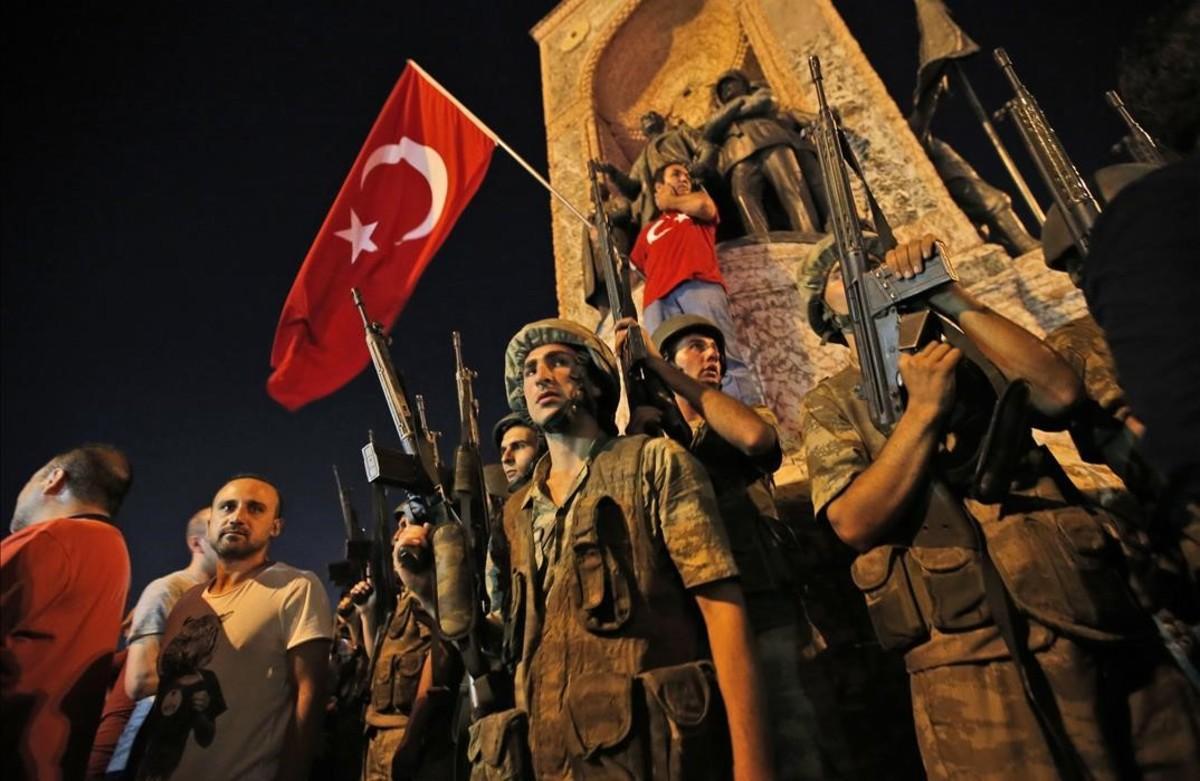 Soldats i partidaris del president Erdogan, a la plaça de Taksim d’Istanbul.
