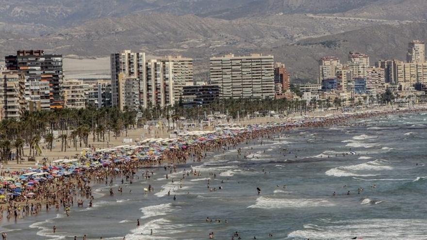 El urbanismo salvaje y el cambio climático dejan sin arena la principal playa de Alicante