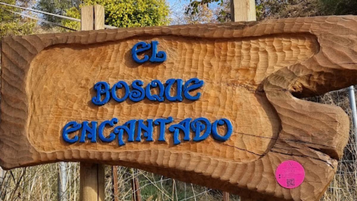 Cartel a la entrada del Bosque Encantado de Parauta