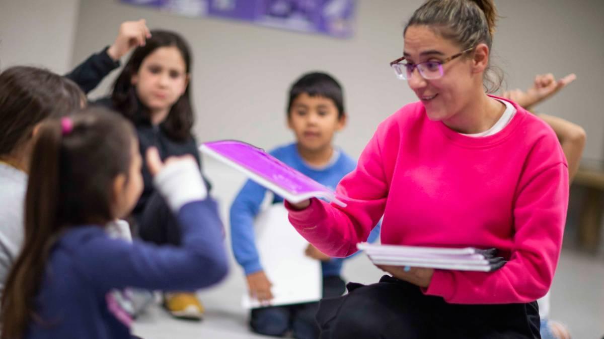 Reparto de libretas a menores.