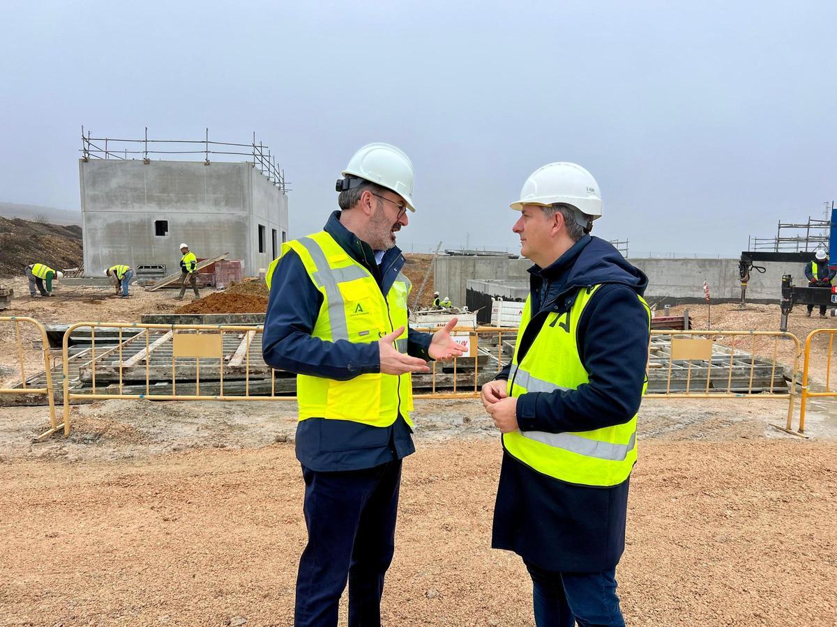 Visita de Molina y Acosta a las obras de la depuradora de La Carlota.