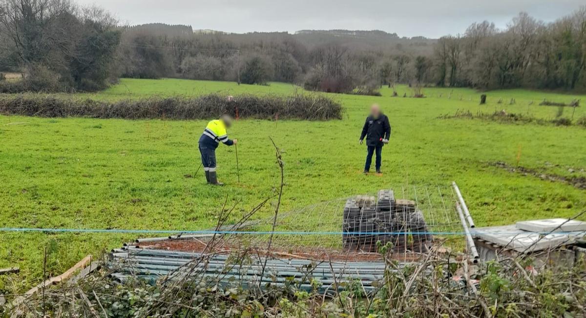 Trabajos de señalización en la parcela este pasado viernes.