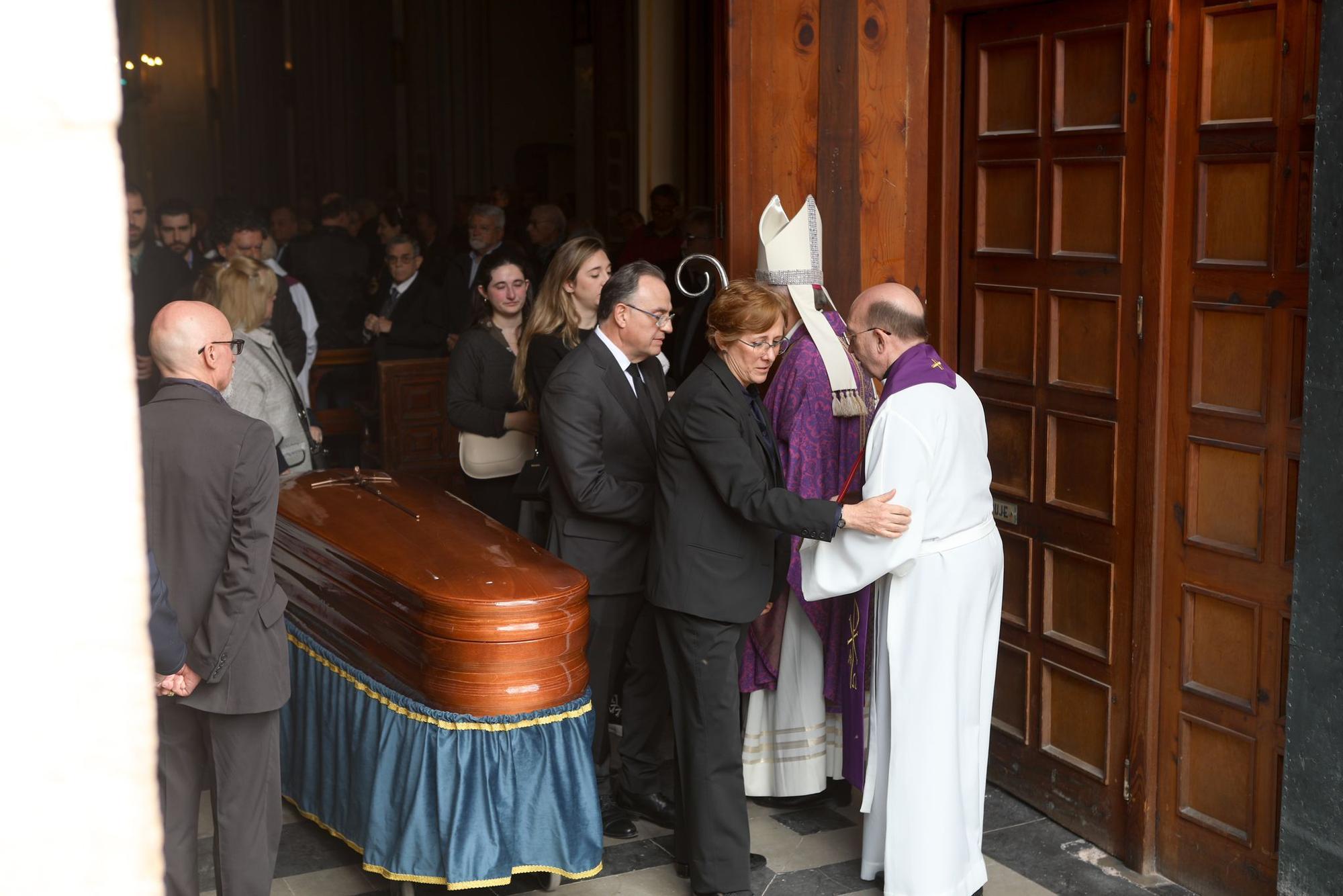 Funeral de Emili Marin, director de la revista Sao y sacerdote