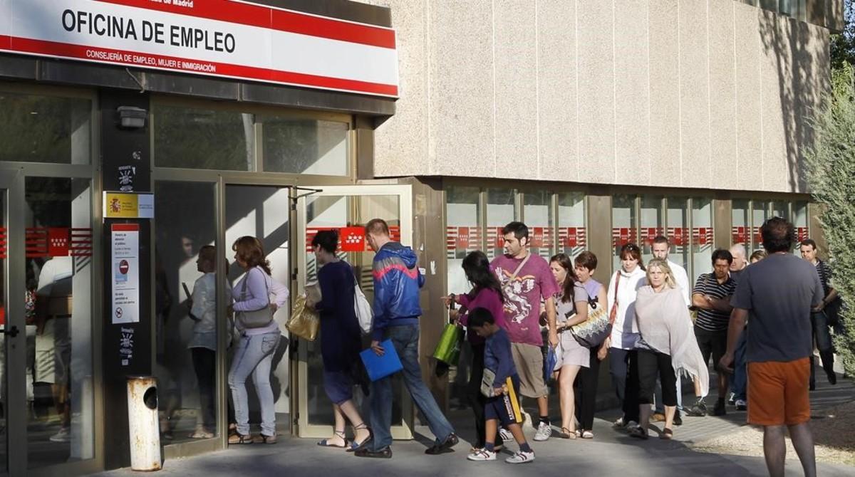 jcortadellas13711893 unemployed people queue outside an unemployment registry off161006142342