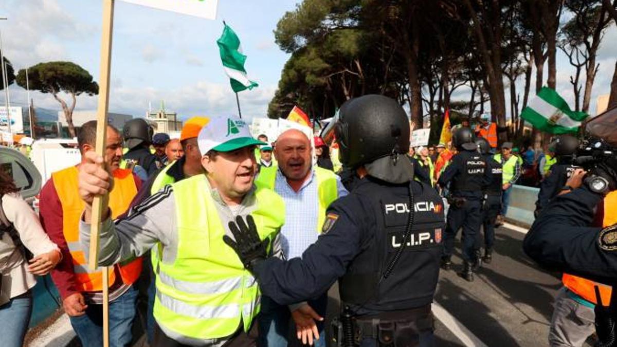 Agricultores discuten con las fuerzas del orden en las protestas agrarias en Algeciras