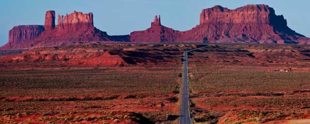 Amanecer en la Autopista 163 con los picos del Monument Valley al fondo (Estados Unidos).