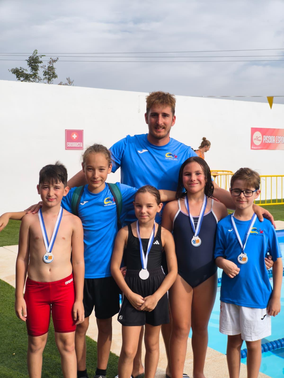Nadadores del CN Xàtiva con las medallas conseguidas en una competición celebrada el pasado fin de semana.