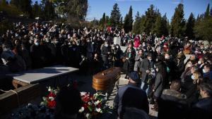 Cientos de personas despiden a la escritora Almudena Grandes en el cementerio civil de Madrid.