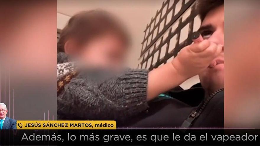 Estallan contra un conocido rostro de Telecinco por subir un vídeo &quot;vapeando&quot; con su hijo pequeño