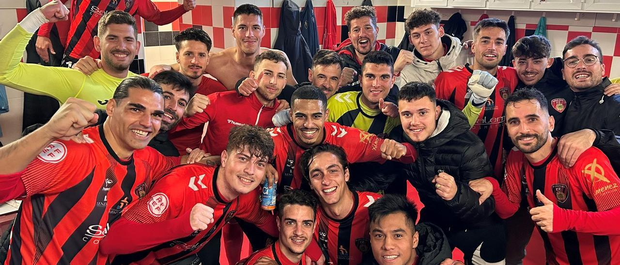 Los futbolistas del Salerm Puente Genil celebran el triunfo ante el Xerez.