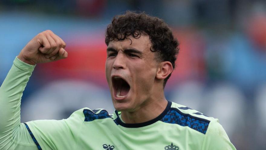 El centrocampista y central Stefan Bajcetic festeja el triunfo en Getafe. | SERGIO REYES / LOF