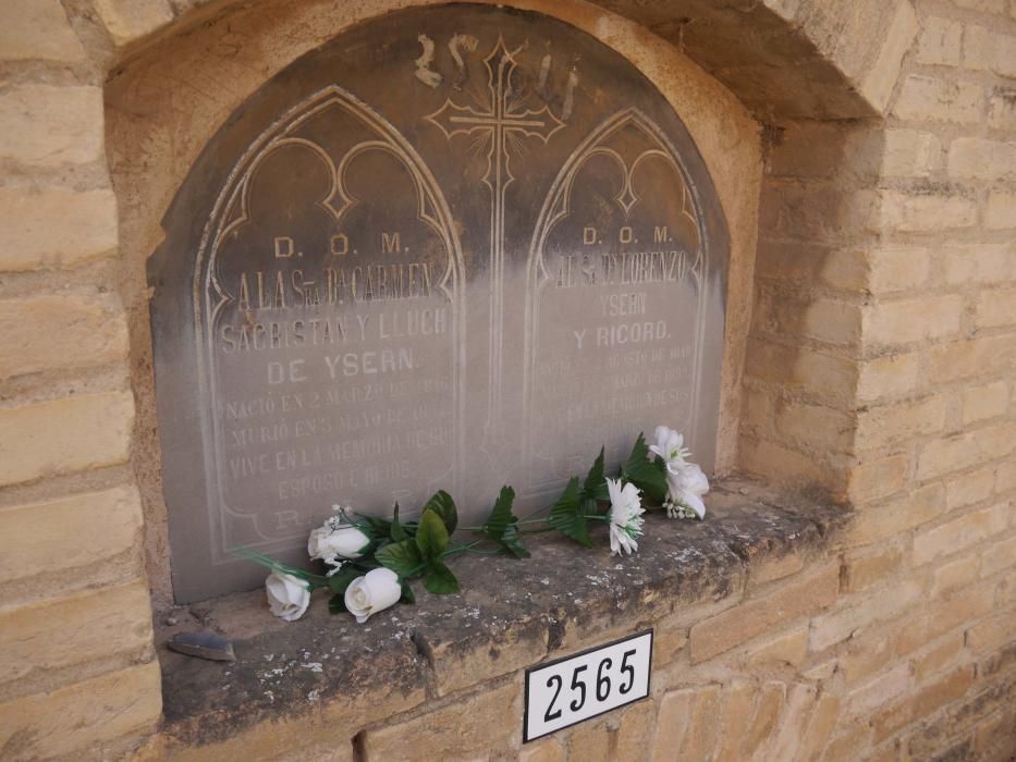 Homenaje a los enterrados más antguos en el cementerio de Valencia