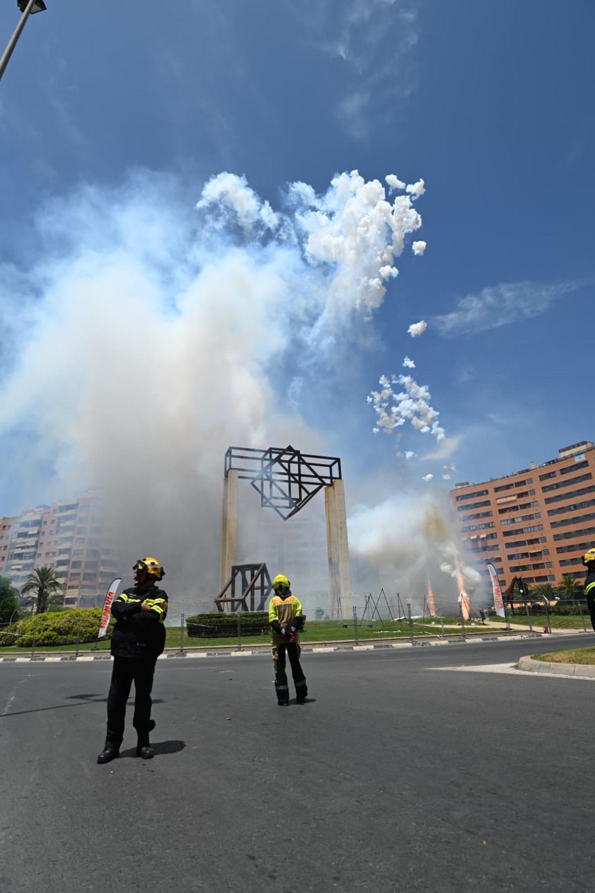 La última mascletà antes del inicio de las Hogueras, en imágenes