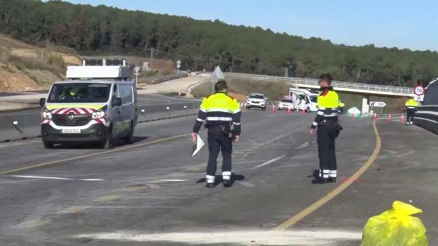 Tres motoristes ferits greus en xocar amb un cotxe a l'N-II a Vilademuls