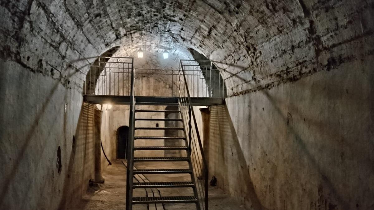 La nova escala millora l’accés a les cisternes del Castell.