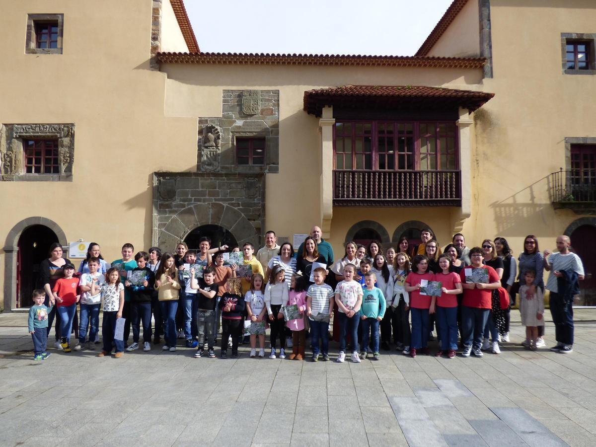 La comunidad educativa del CRA Río Cibea ante el palacio de Omaña.