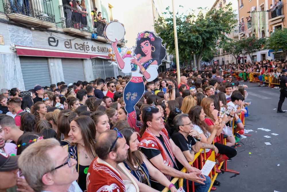 Millones de papelitos sobrevolaron a los miles de eldenses que se apiñaron cerca del castillo de Embajadas para escuchar y cantar el pasodoble Idella, que marca el comienzo de las fiestas