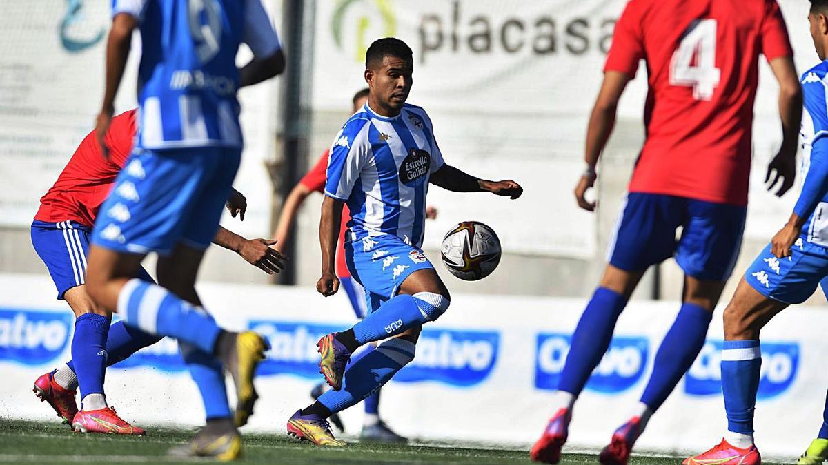 Juergen Elitim intenta controlar el balón ante la presión de varios jugadores del Bergantiños. |  // RCD 