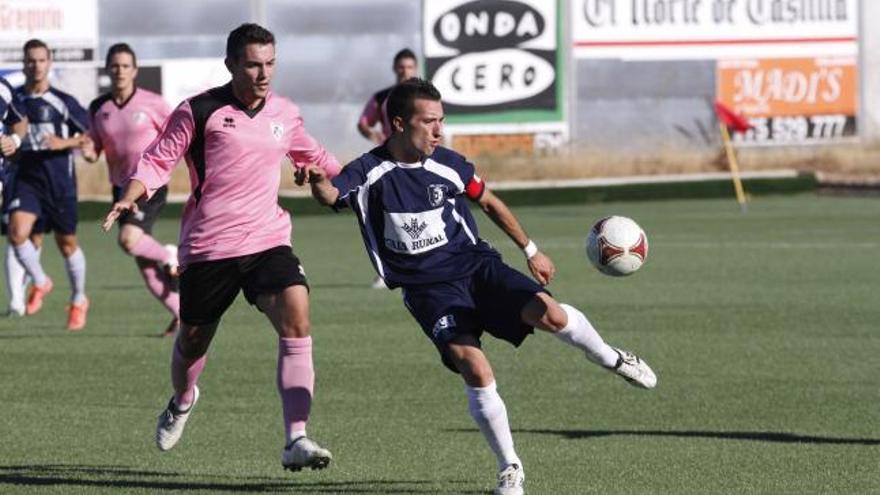 Héctor Antón se dispone a golpear un balón contra el Cristo Atlético.