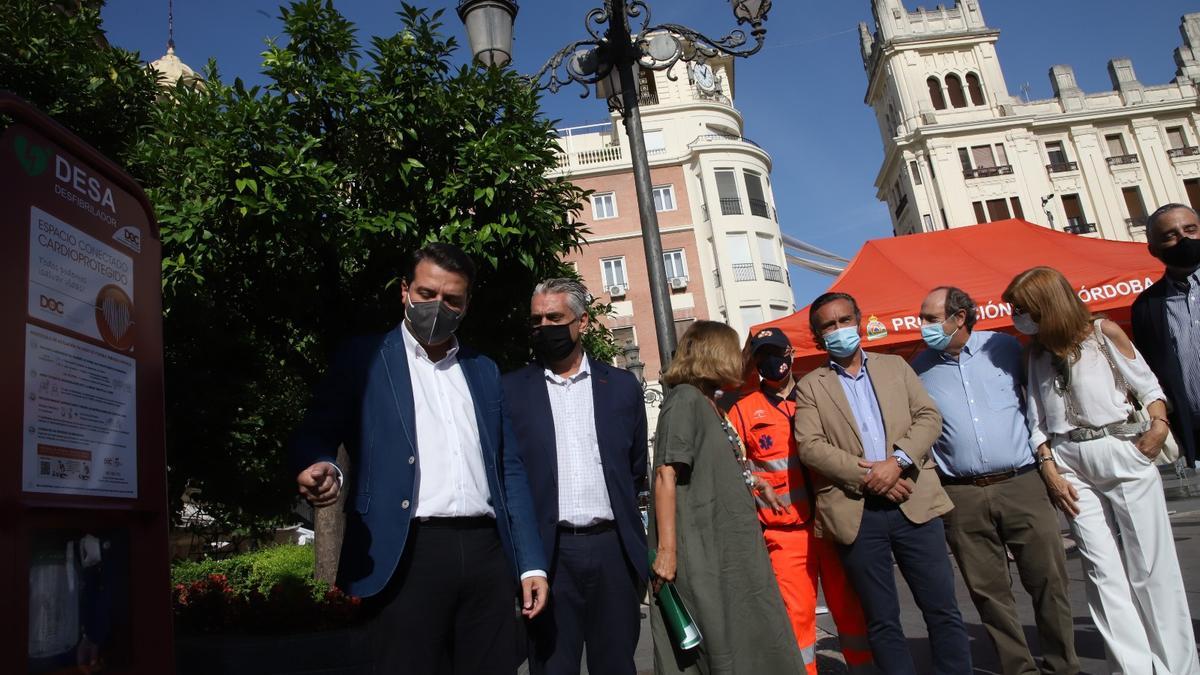 El desfibrilador de Las Tendillas, a la izquierda, junto a las autoridades que han asistido a la presentación.