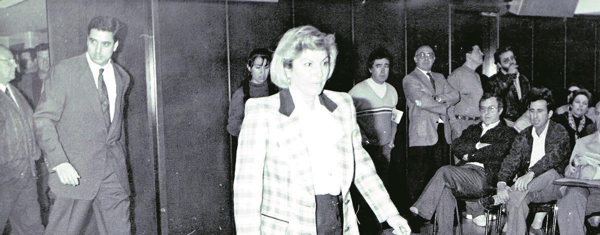 Maruja Sánchez, seguida de Eduardo Zaplana, el día de la moción de censura que encumbró al primero en 1991 como alcalde de Benidorm. Levante-EMV