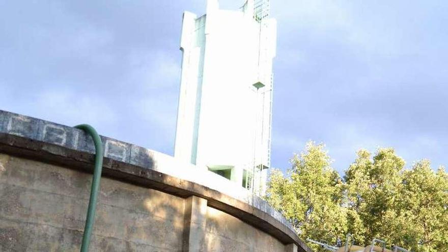 El depósito de agua de Cernadilla se carga con un camión cisterna.