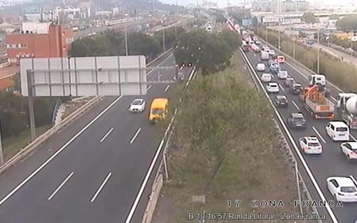 Cues quilomètriques a la Ronda Litoral de Barcelona per l’avaria d’un camió