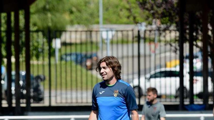 Luismi, entrenador del Pontevedra, durante una sesión preparatoria. // R. Vázquez