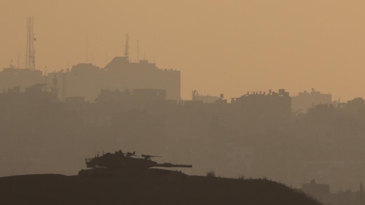 Un tanque israelí en la frontera de Gaza con el sur de Israel.