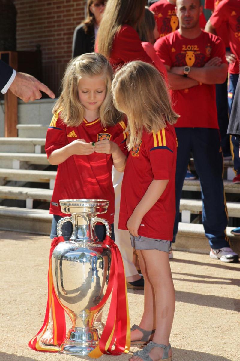 La princesa Leonor y la infanta Sofía con la Copa del Mundial de Fútbol tras la victoria de la Selección en 2010