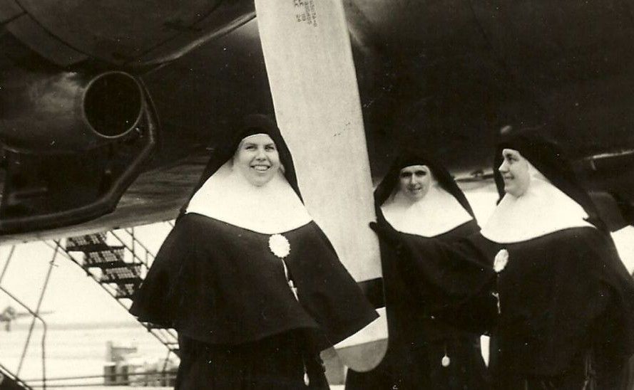 La religiosa, segunda por la izquierda, ante el avión que la llevó hacia China en 1947.