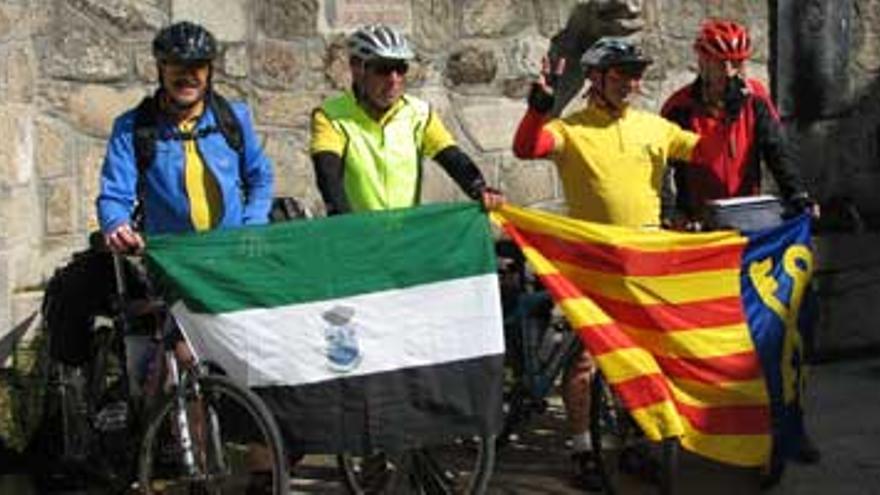 Llegan a Aldeanueva de la Vera los cuatro ciclistas que salieron el día 29 de Gavá