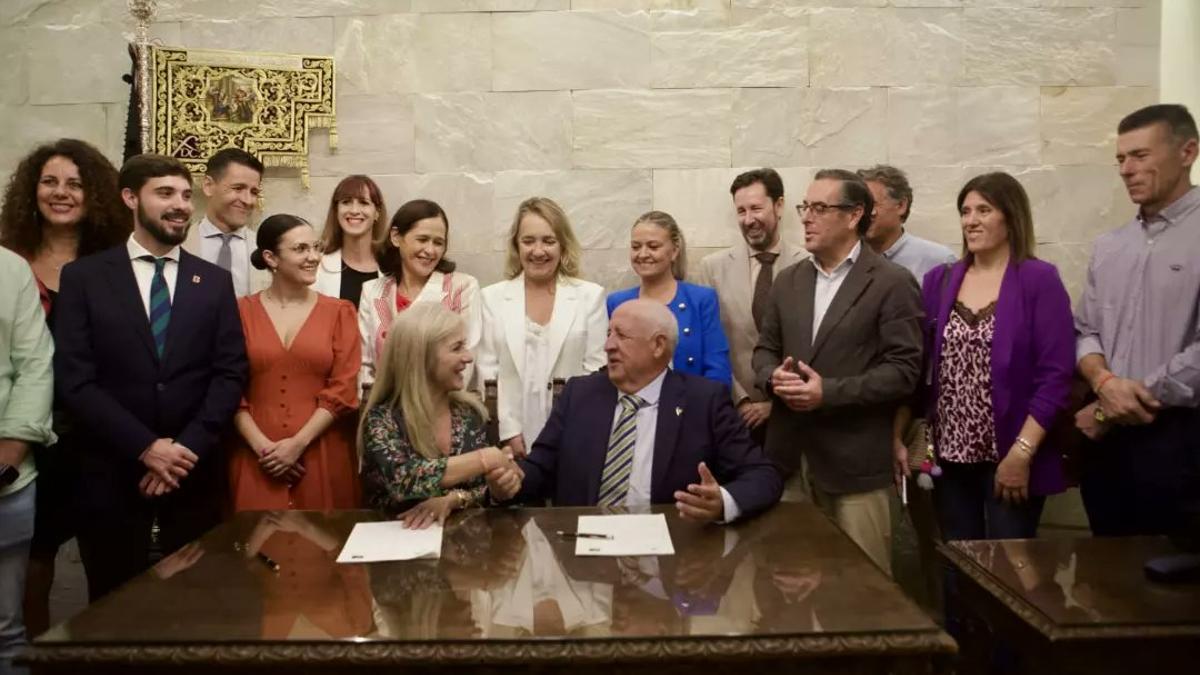 Firma del acuerdo de colaboración entre la Fundación Díaz Caballero y la Junta