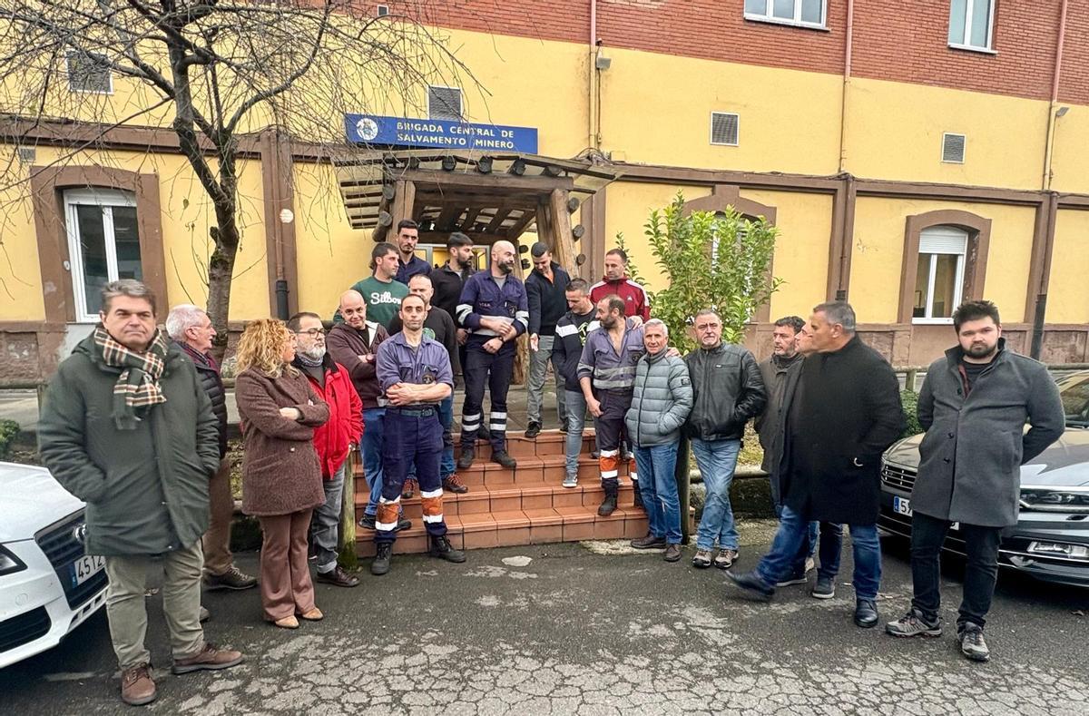 Alcaldes y brigadistas en el pozo Fondón