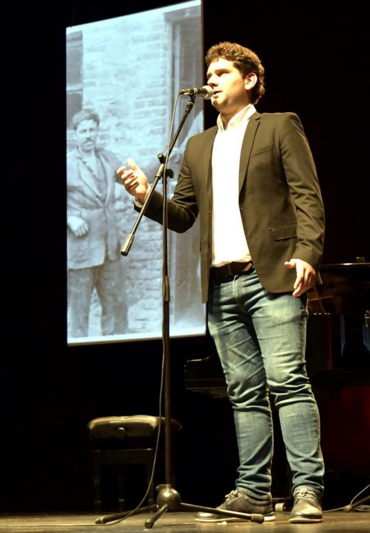 Esteban Verdeja, en una actuación en Mieres.