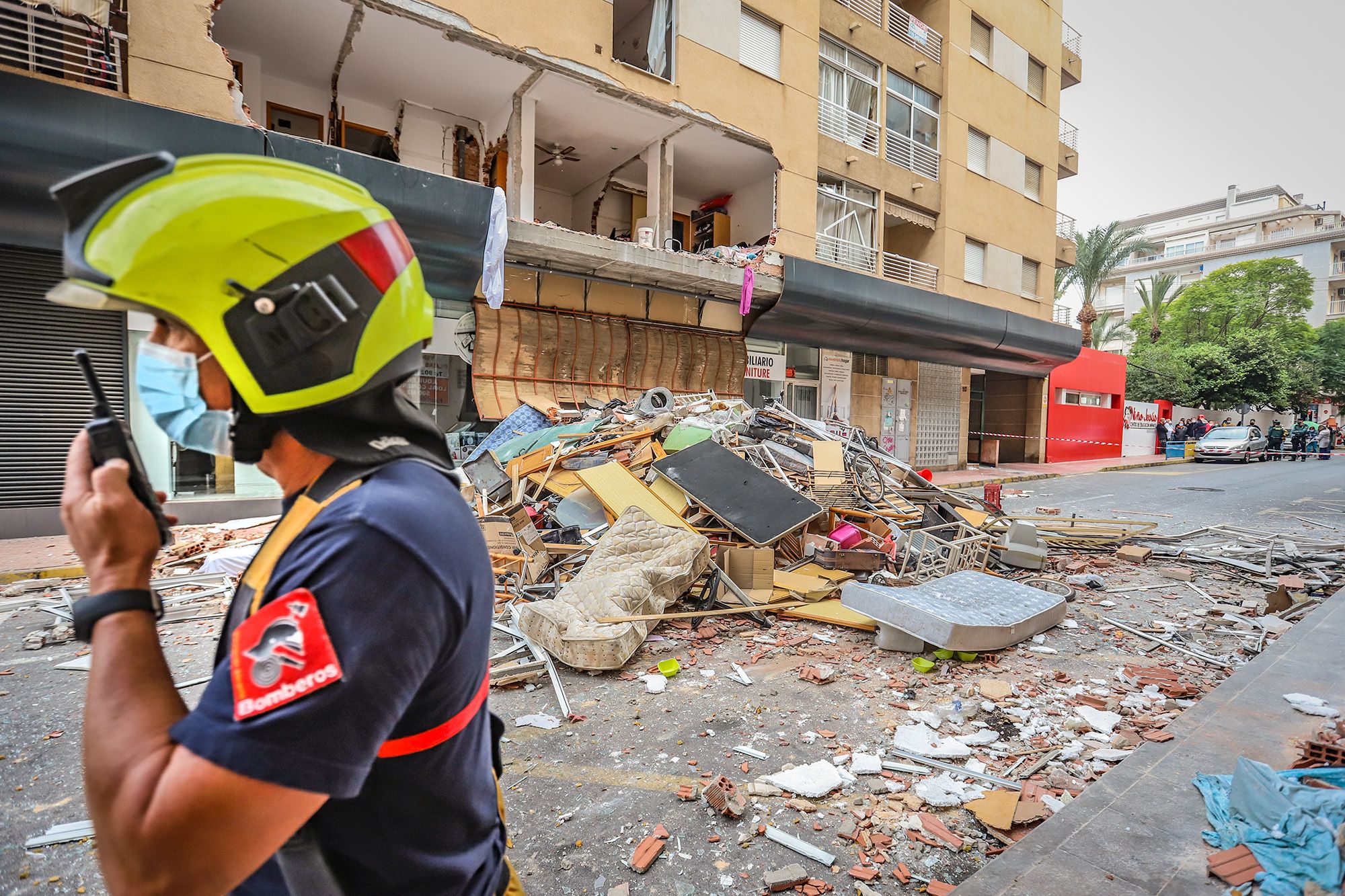 Una gran explosión destroza un edificio de Torrevieja