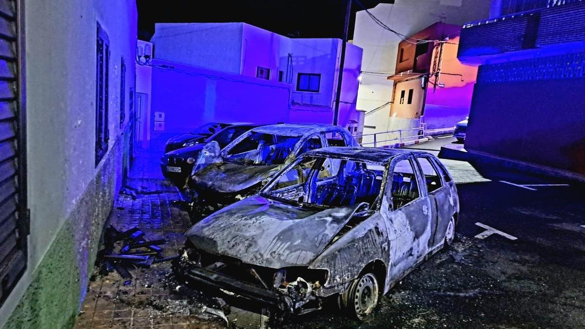 Los dos coches incendiados en una calle de Sardina del Norte, Gáldar.