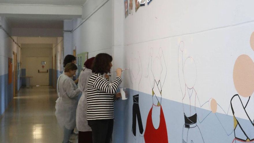 Les participantes nel proyeutu, pintando’l mural.