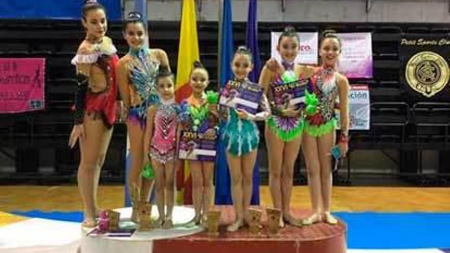 Las gimnastas del equipo turonés en el Torneo del Bollo de Avilés.