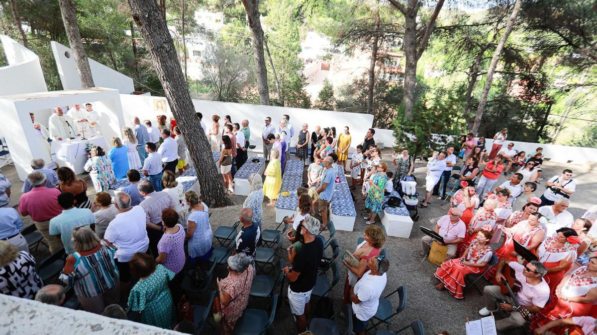 Tradición y fiesta en la playa en Cala Llonga