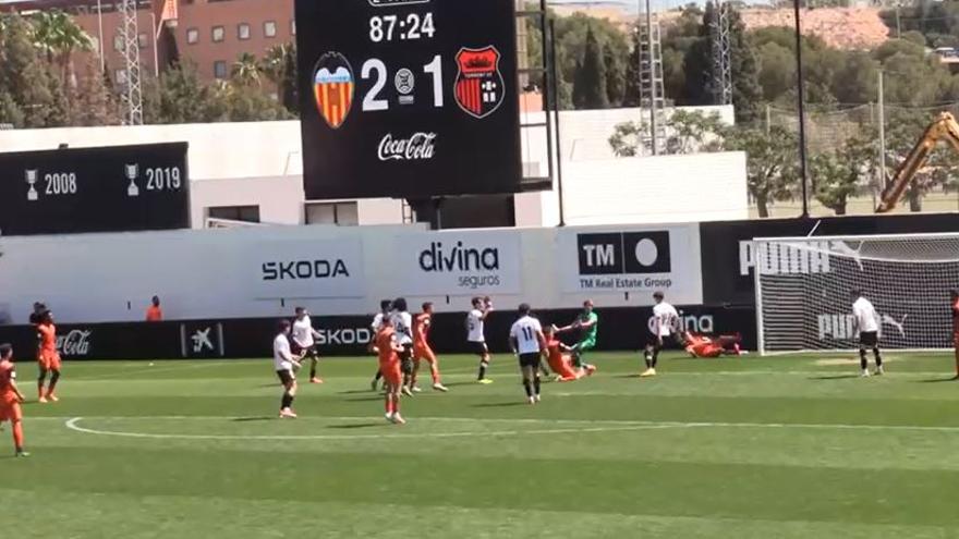 Así fue el grosero error arbitral que impidió la victoria del Mestalla