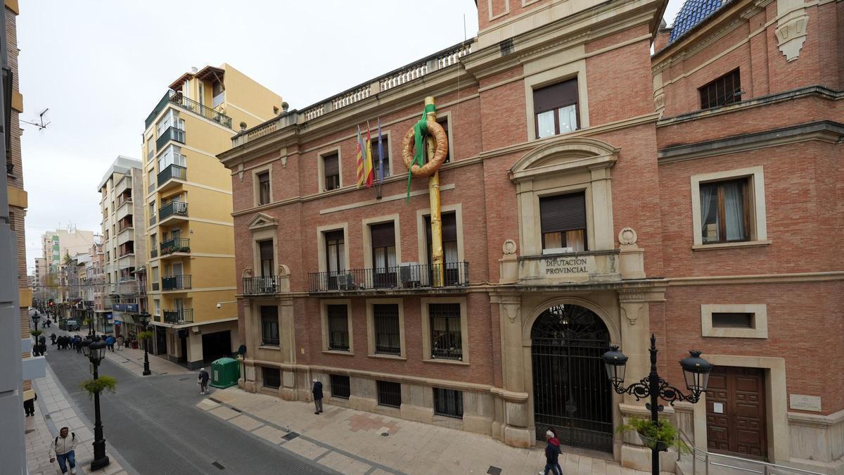El Palau Provincial de la Diputación de Castellón se viste de fiesta con un 'Rotllo i Canya' monumental para Magdalena