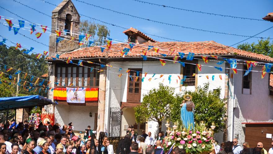 La Blanca sale en procesión y conmueve a visitantes y locales en Nueva de Llanes