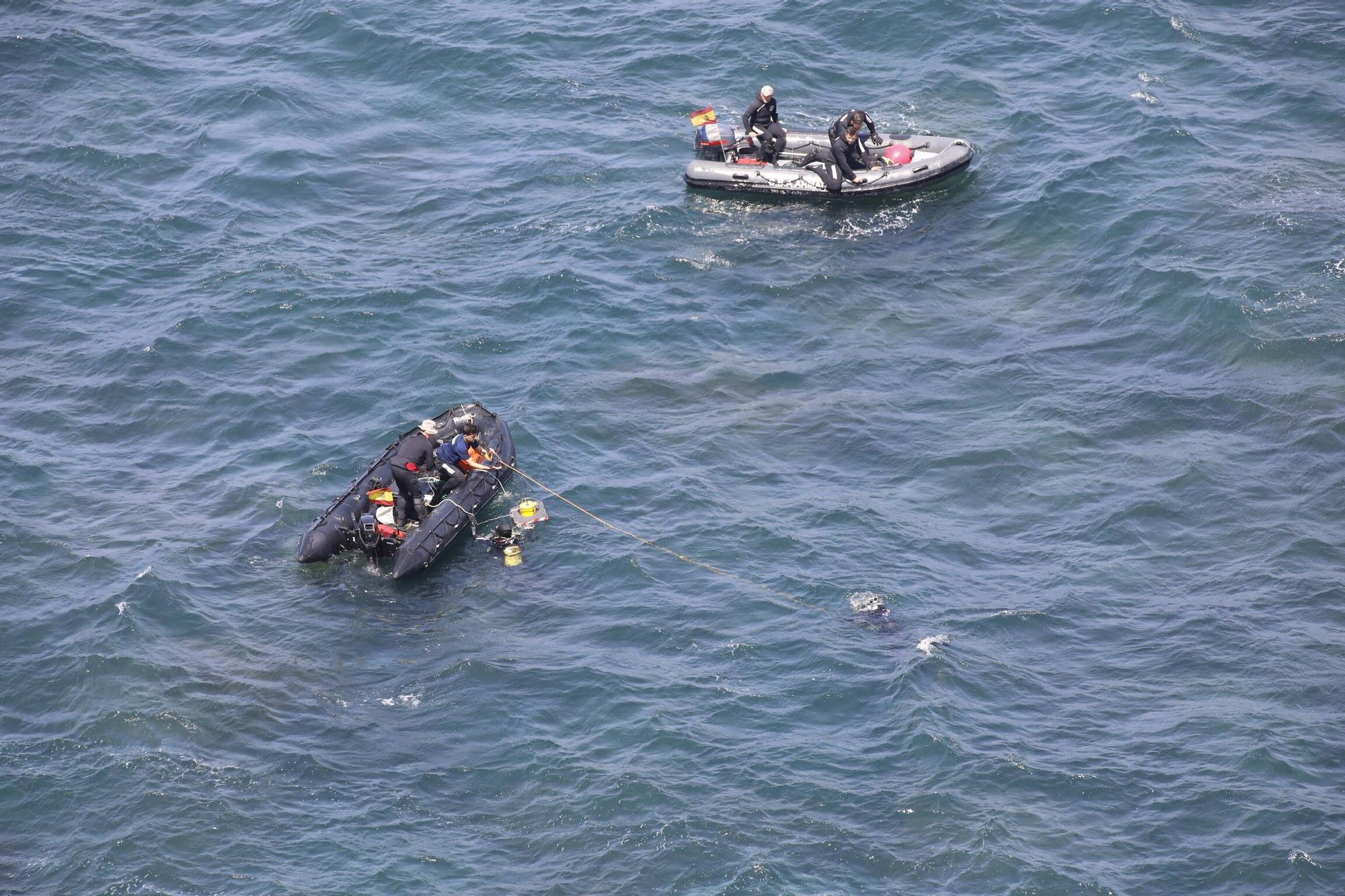 En imágenes: Así fueron las labores de desactivación de tres obuses en la costa de Gijón