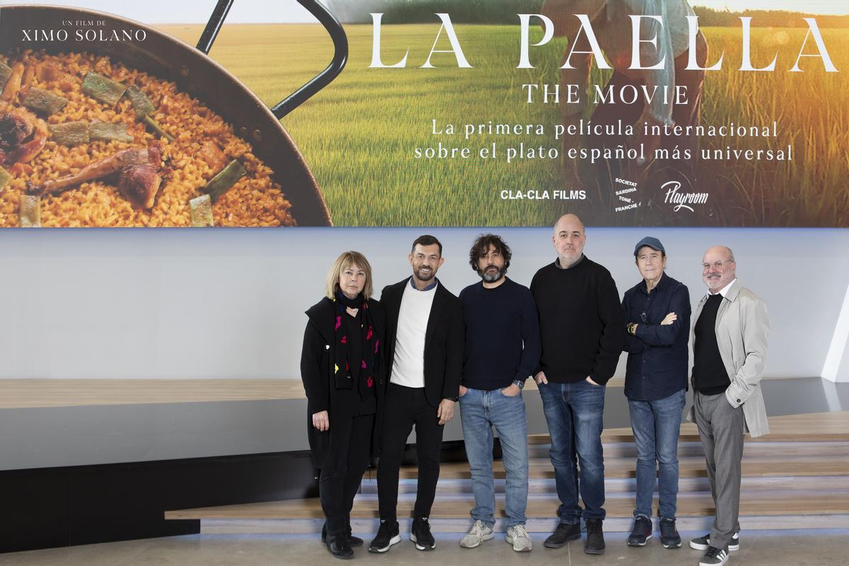 Los productores de la película sobre la paella.