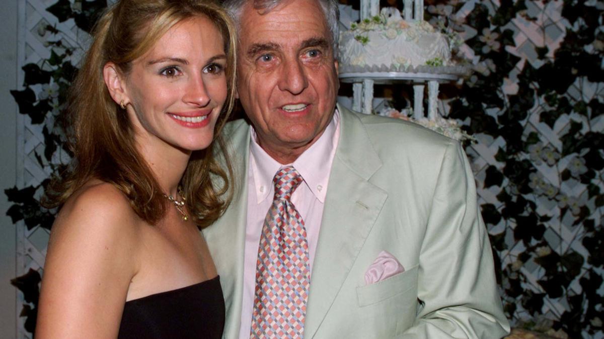 Garry Marshall y su actriz fetiche, Julia Roberts, juntos en la 'première' de 'Novia a la fuga', en 1999.